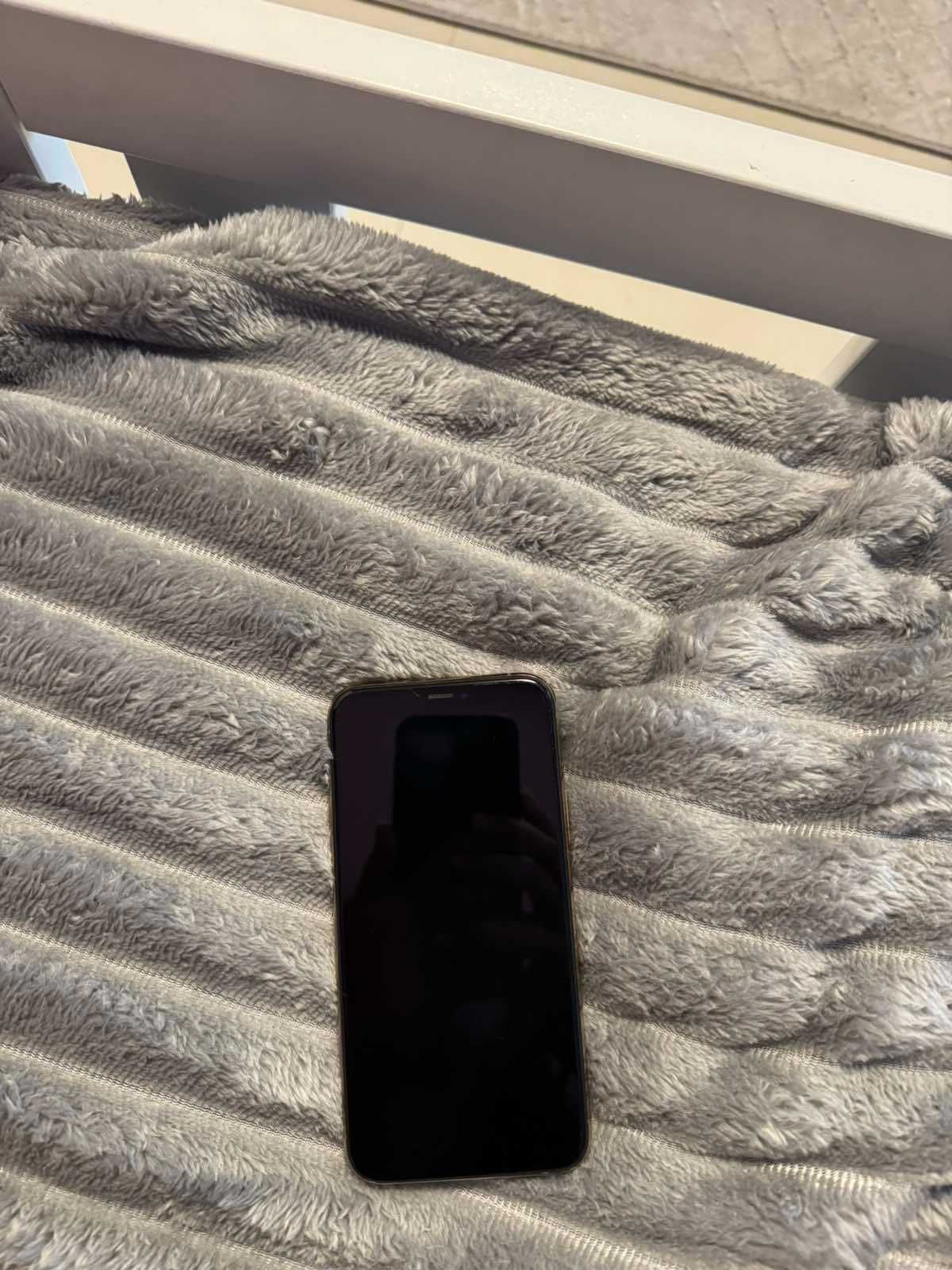 Продавам Iphone 11 pro 256GB