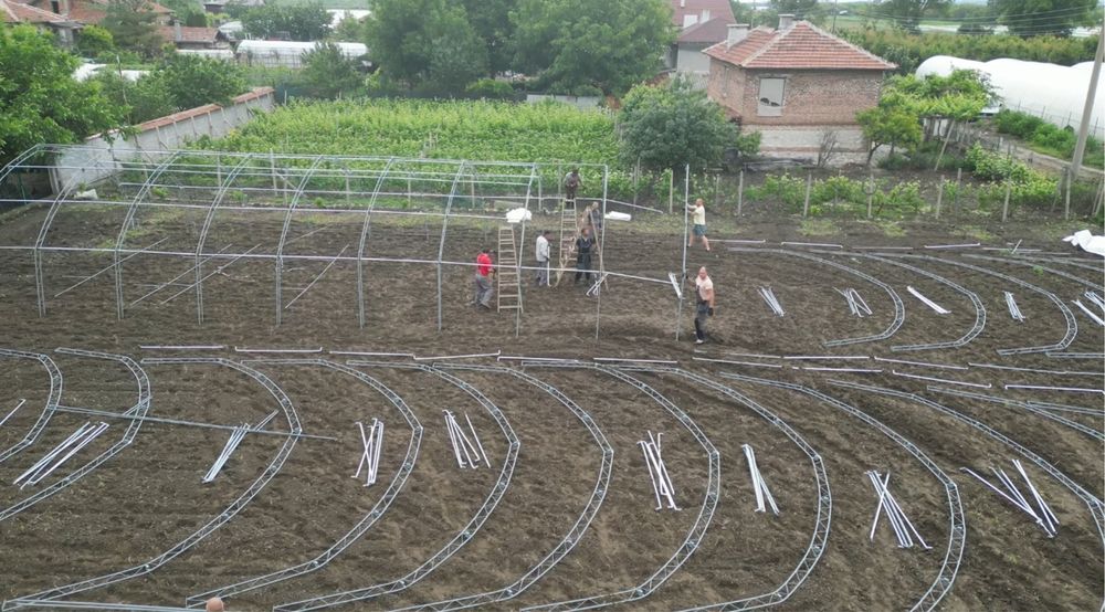 Два  броя оранжерии 9х30м