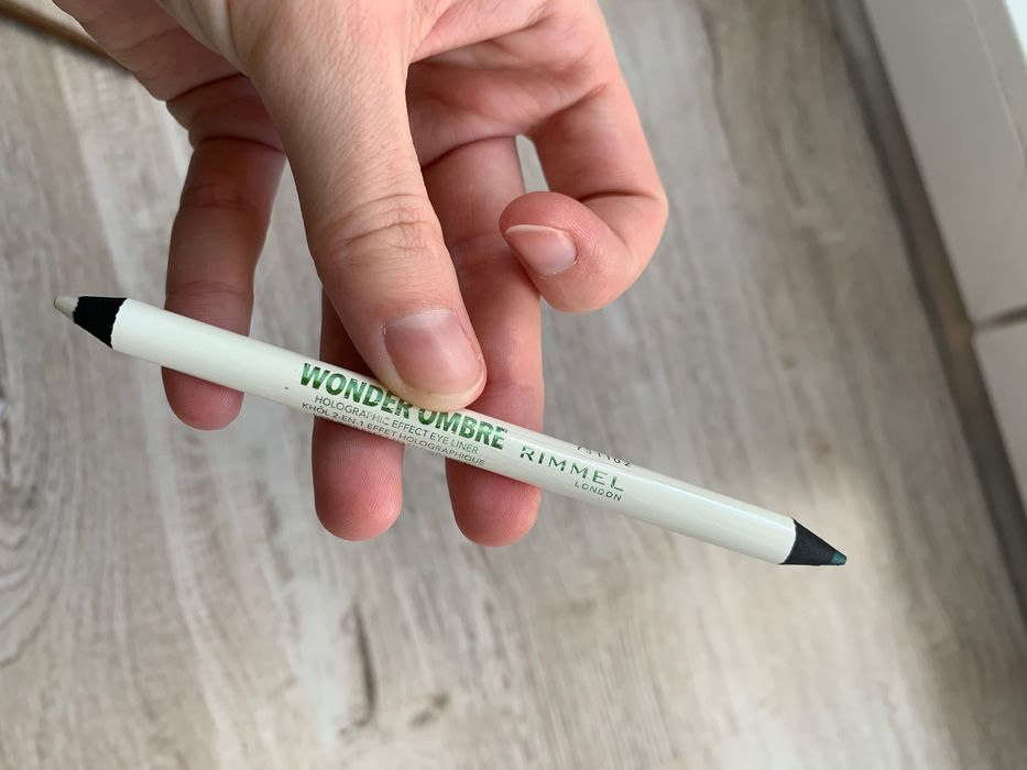 Eye-liner și creion de ochi colorate 15 lei bucata