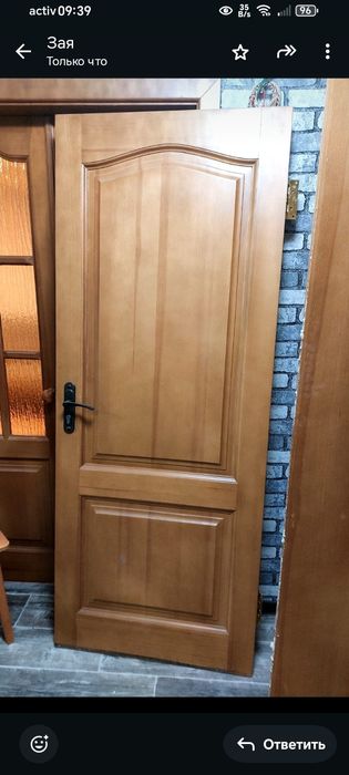 Деревянная лакированная входная дверь