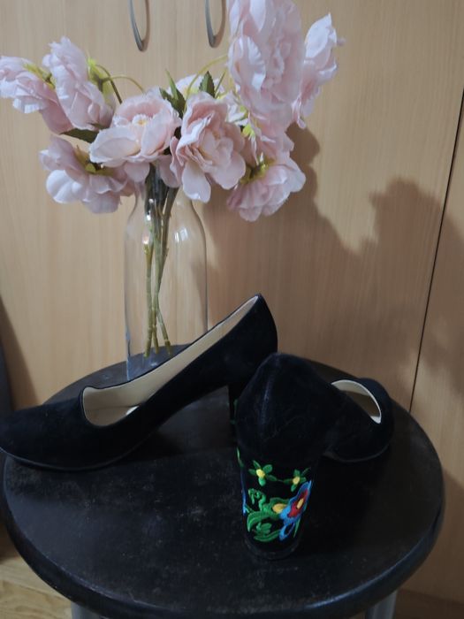 Pantofi cu toc brodat