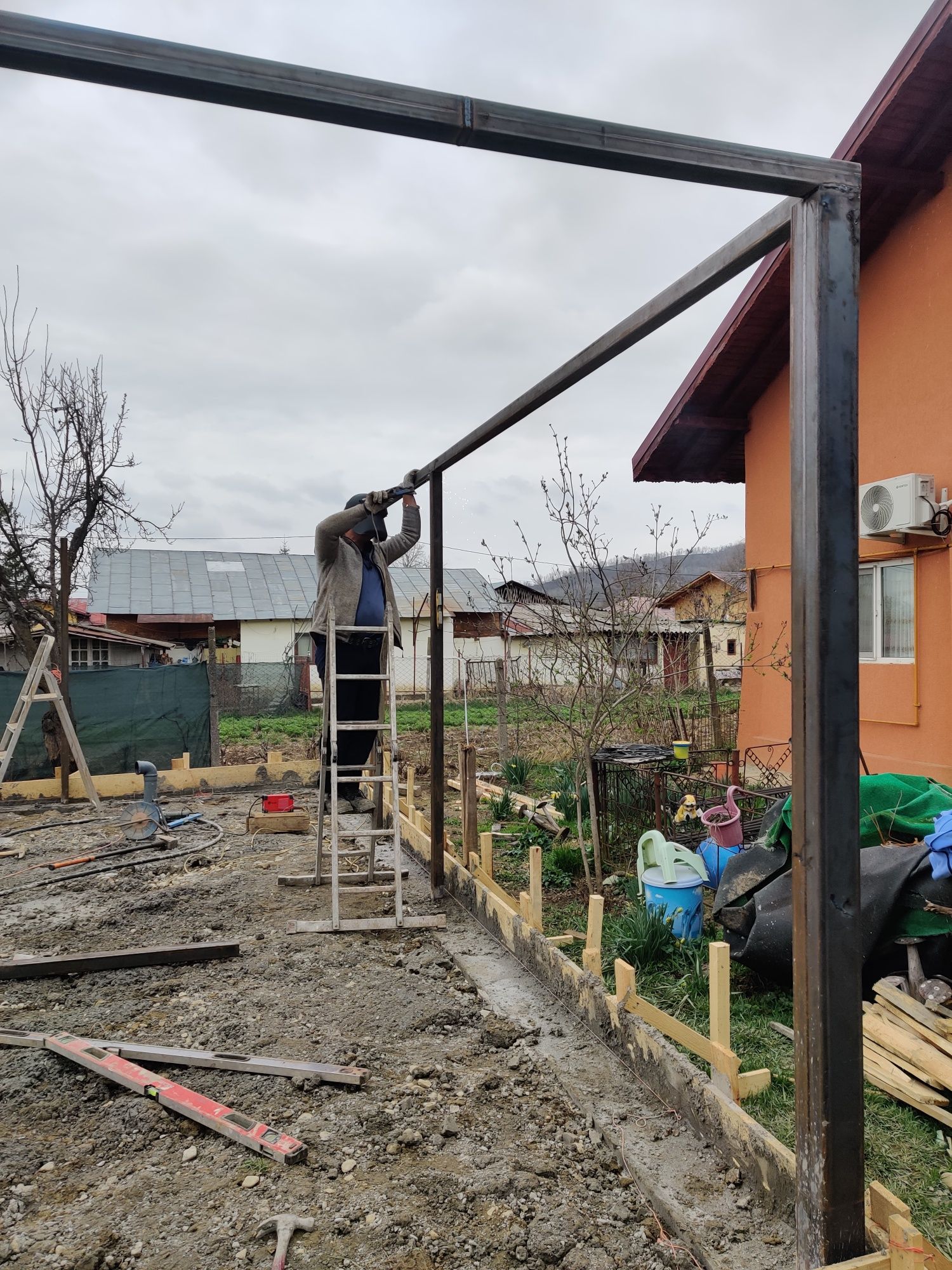 Executam case pe structură metalică.