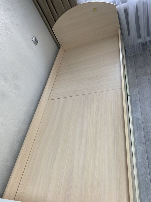 Продам кровать с выкатными ящиками