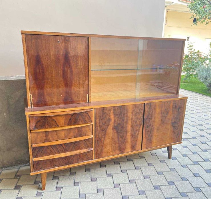 Старинный книжный шкаф