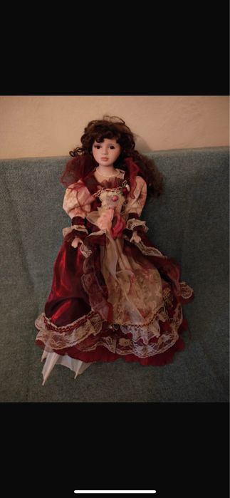 Papusa vintage cu cap de portelan
