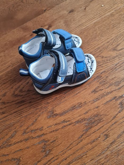 Продам сандали новые