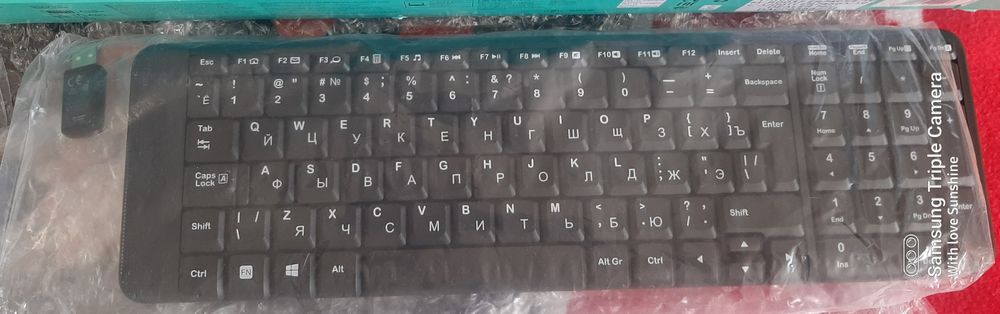 Продам НОВУЮ клавиатуру И МЫШЬ Logitech