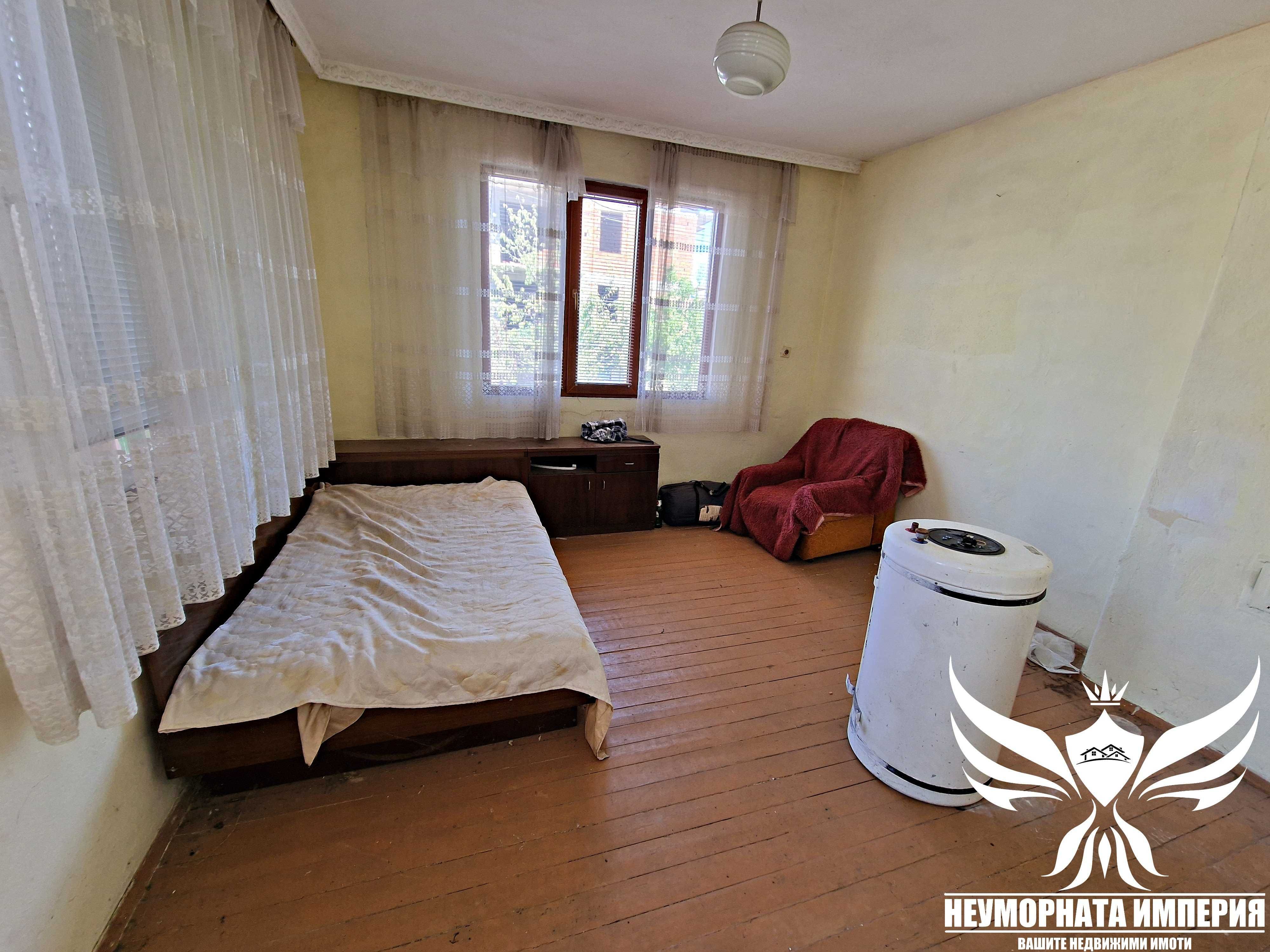 Продавам тристаен с гараж, партерни стаи и 219кв. двор в гр.Асеновград