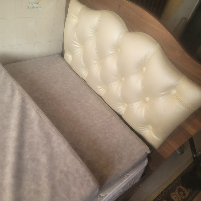 Кровать односпальная  в хорошем состоянии вместе с 2мя матрсами