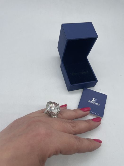 Vand inel Swarovski original cu certificat.