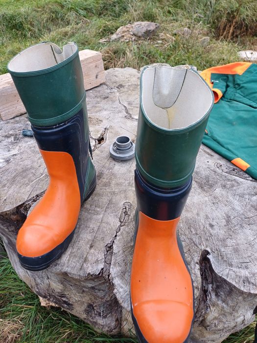 Vând cisme si pantaloni forestier