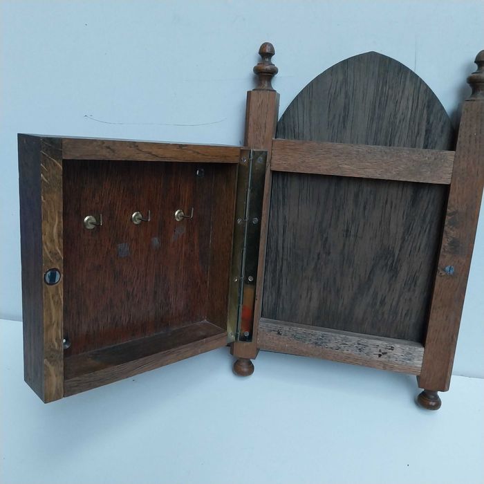 НАЙ ДОБРАТА ОФЕРТА Стара немска дървена кутия за ключове ,за стена.