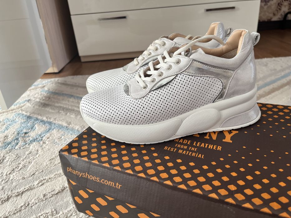 Продам новые женские кроссовки