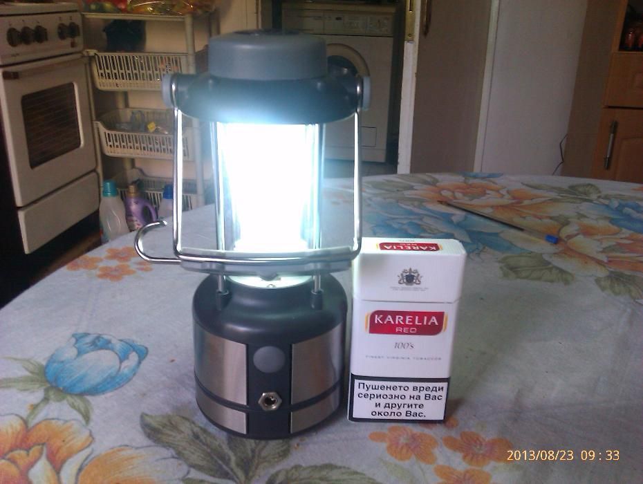 Къмпинг LED лампа с акумулатор. Свети много яко.