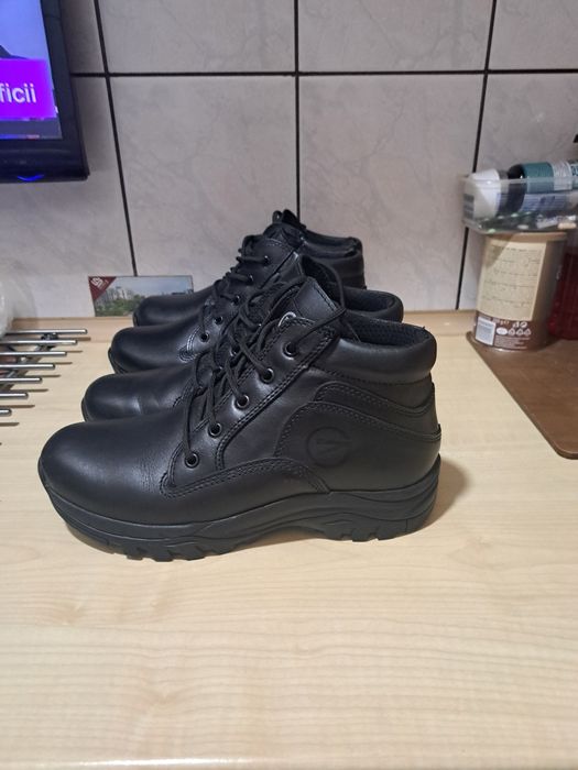 Ghete dama ,piele naturala ,masura 39 ,dar merg la 40 ,,sunt mai late