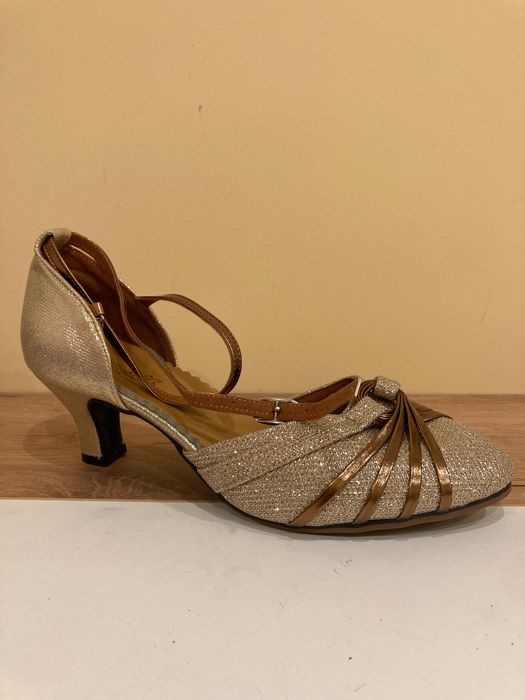 Златисти бувки на ток (подходящи и за танци)