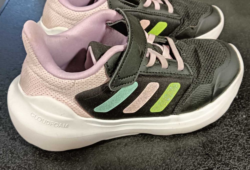 Vând adidași maxime 32 in stare buna.