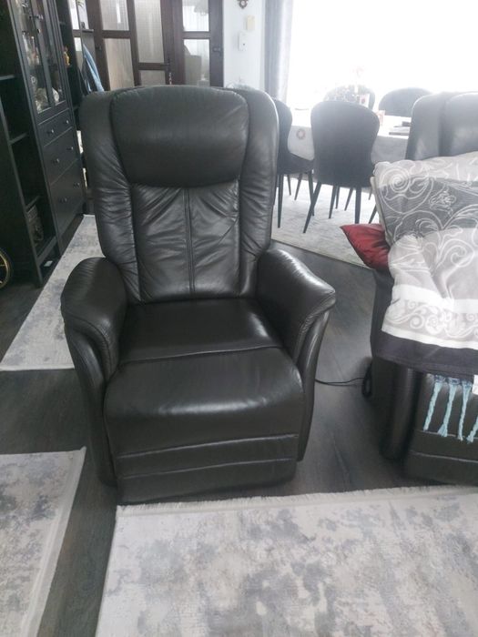 Vând 2 fotolii din piele naturala neagra cu funcții electrice