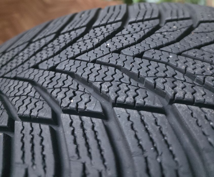 225 50 17 гуми NEXEN 2 броя с над 7 ММ. Грайфер