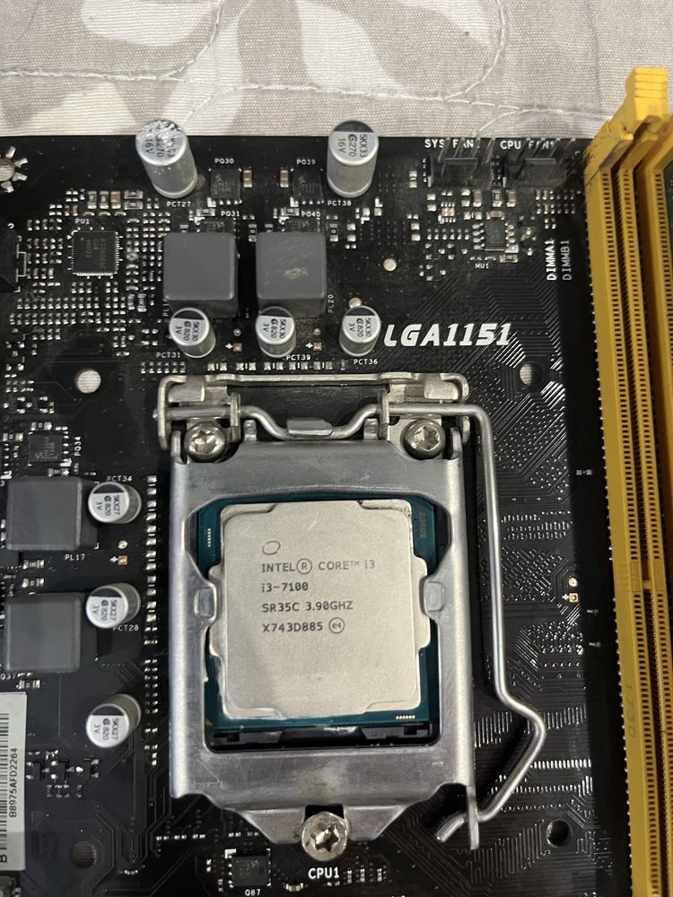 H110 plata core i3 7100 + 4gb ozu ssd 128 gb sotiladi
