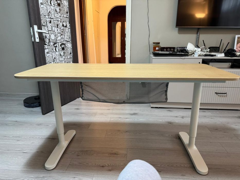 Birou IKEA BEKANT 140x60 – stare excelentă, reglabil pe înălțime