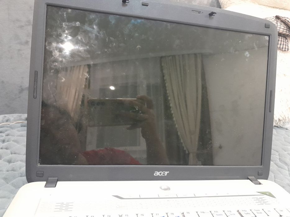 Продам нерабочий ноутбук Acer.
Не включается, возможно из-за старой си