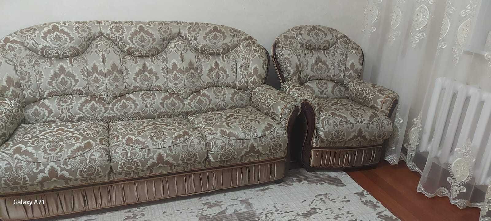 Продам мягкую мебель диван с двумя креслами