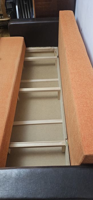 Vand Canapea extensibilă, cu spațiu de depozitare.

Dimensiuni totale: