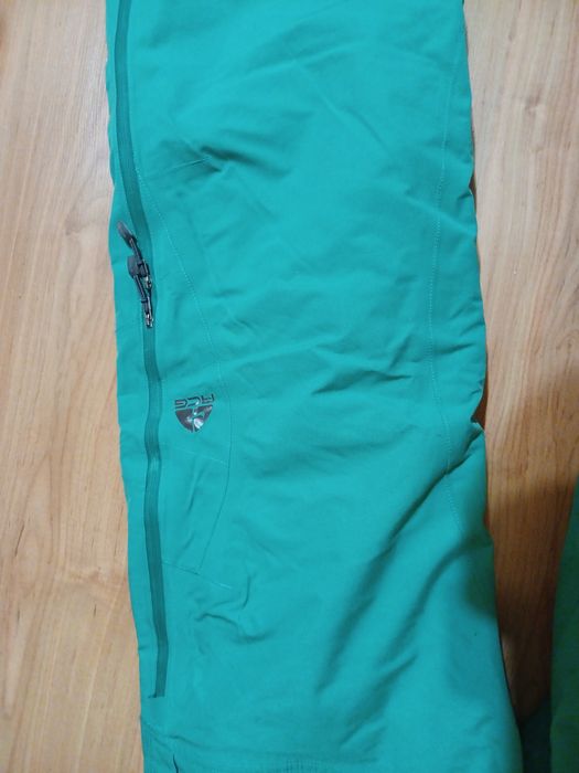 Панталон Nike ACG Goretex size M
Зелен е на цвят е с изолация. Носен е
