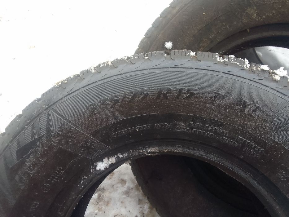 Продам зимнюю резину 235/75