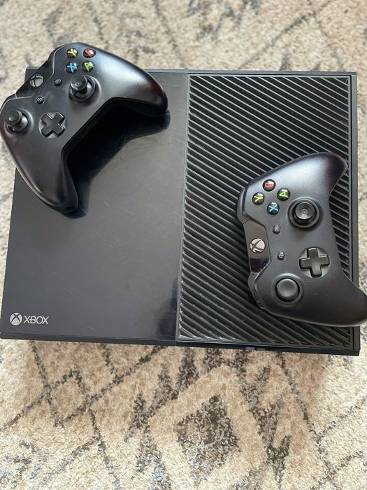 Vând xbox one cu două manete