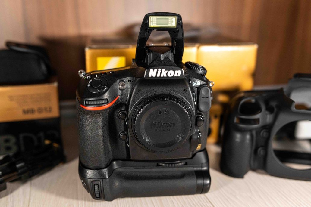 Kit Nikon D810 63K cadre + grip MB-D12 + Carduri + Baterii + Husa