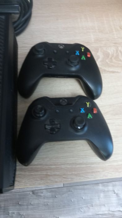 Vând Xbox cu 2 controlere și kinect