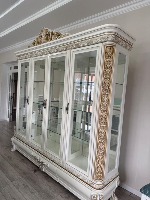 Роскошная витрина в классическом стиле — отличное состояние!