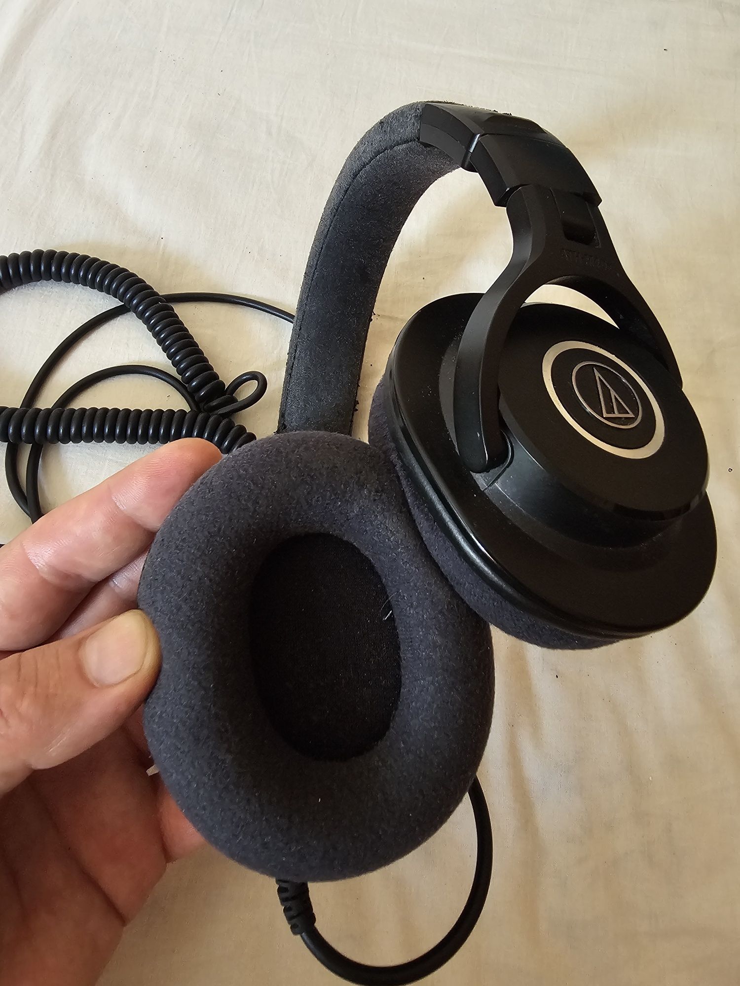 Audio-Technica ATH-M40X Студийни слушалки + калъф и 2 кабела