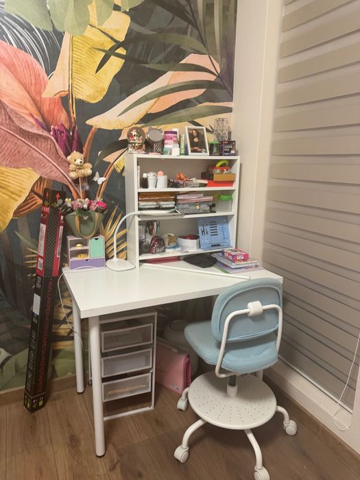 Продава се бюро със стол и етажерка