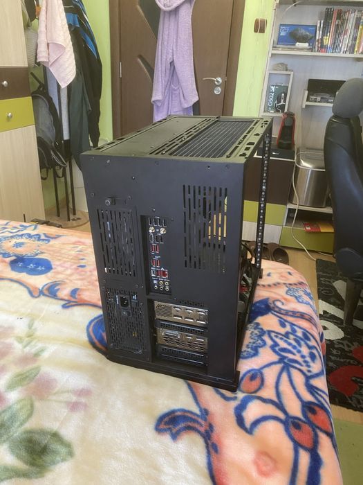 Продавам геймърска кутия Lian Li 8 Der auer