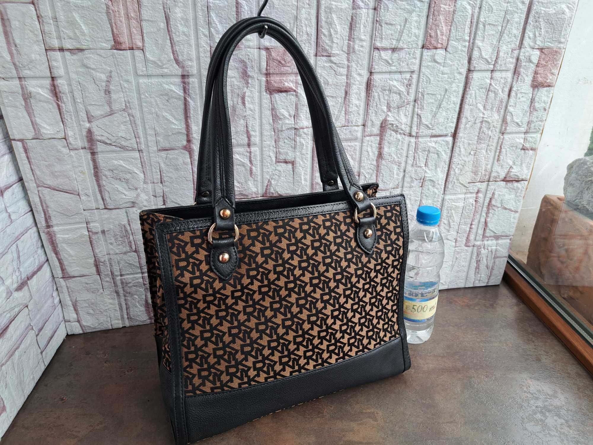 дамска чанта,DKNY,черна Дона Карън
- естествена кожа