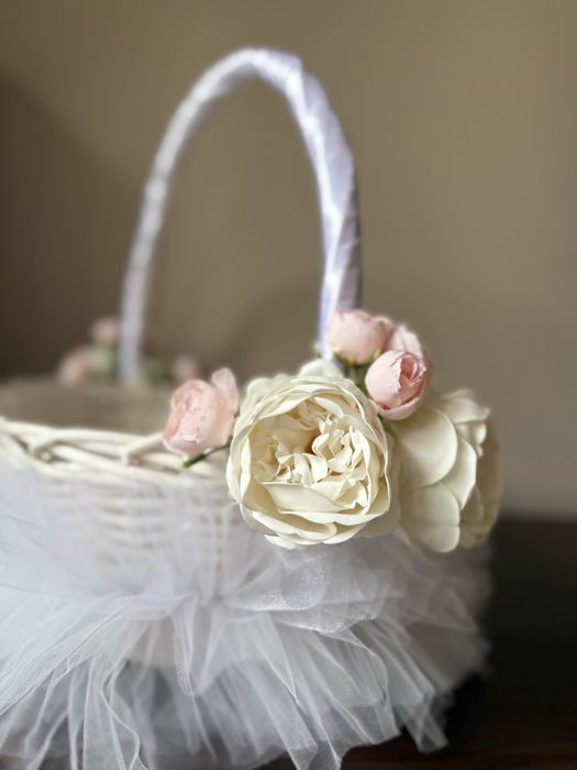 Бяла Кошница с тюл, Божури и Рози – За Шаферки/Подаръци
