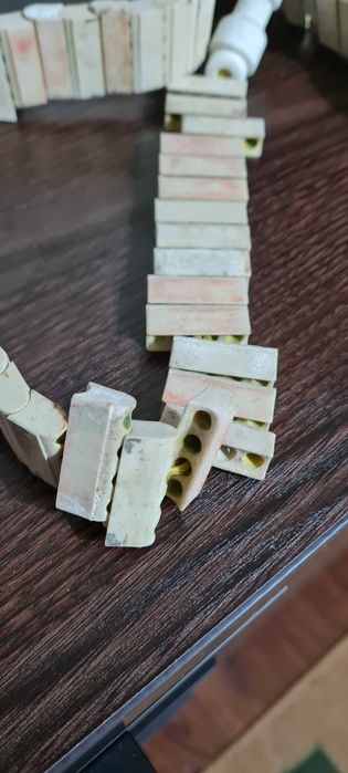 Продам керамические изоляторы.