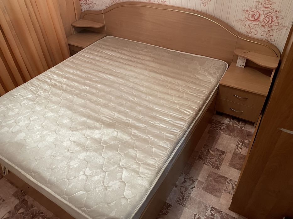 Продам кровать с тумбочками