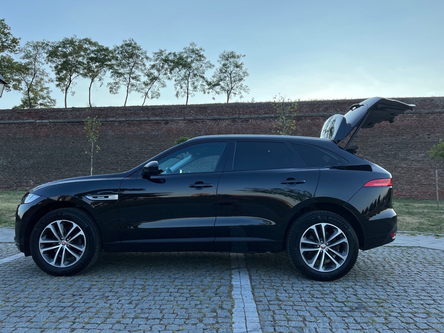 Jaguar F-Pace Jaguar F pace R line