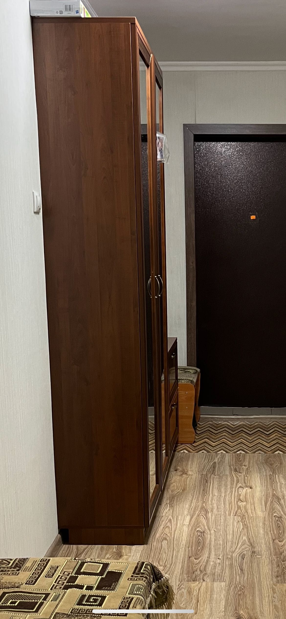 Продам прихожий шкаф