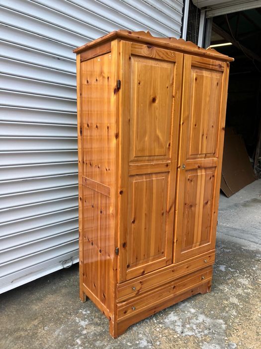 Двукрилен гардероб от масивно дърво