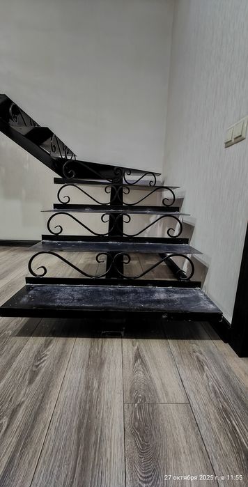 Продам металлическую однокосоурную лестницу