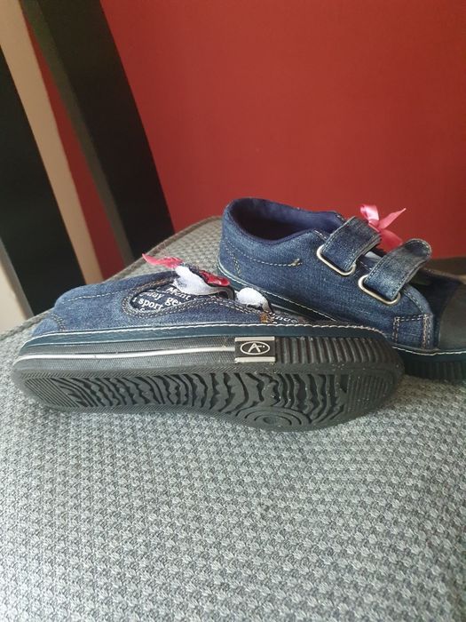 Затворени дънкови гуменки с лепки No34