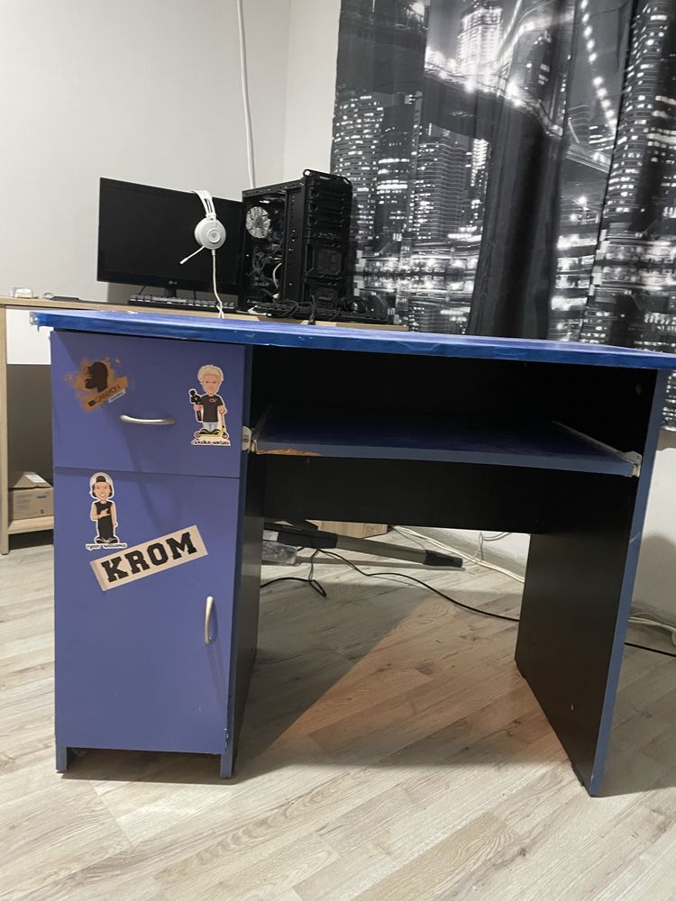 Тъмно синьо бюро