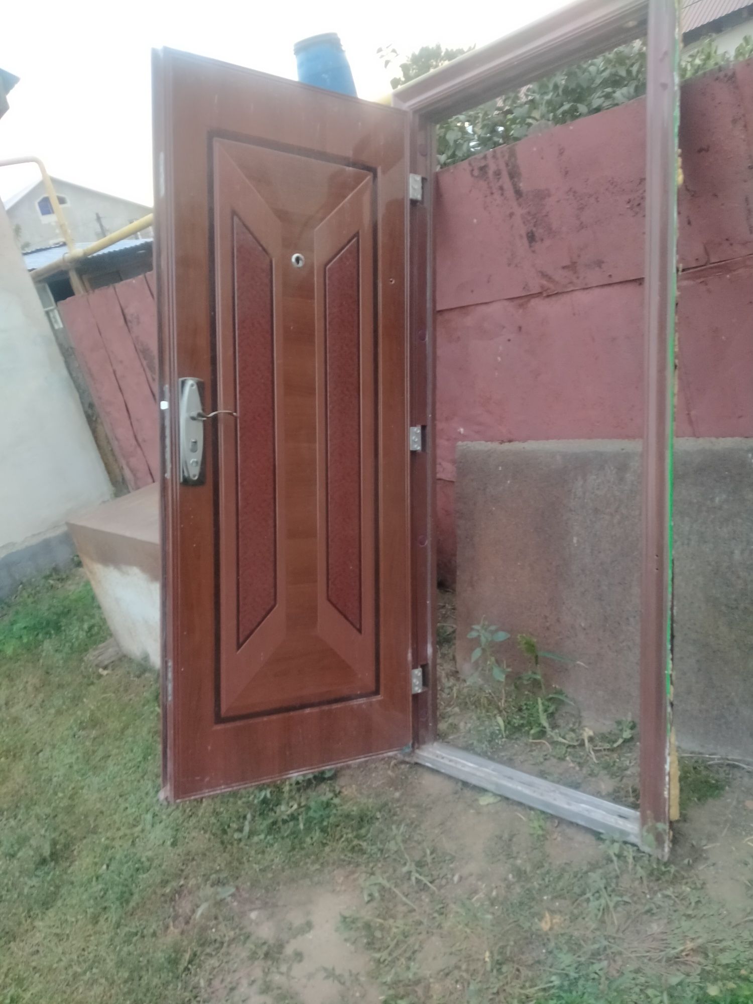 Продам входную дверь