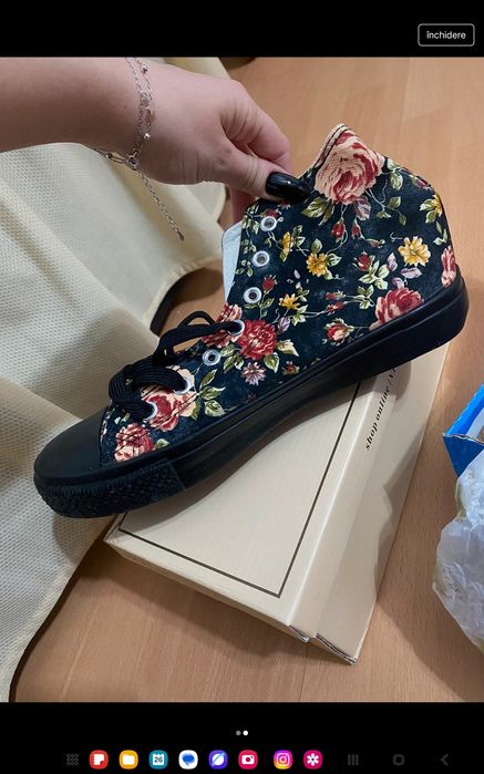 Teniși cu flori negri
