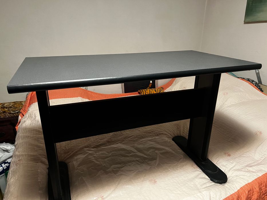 Birou din lemn cu suport din metal